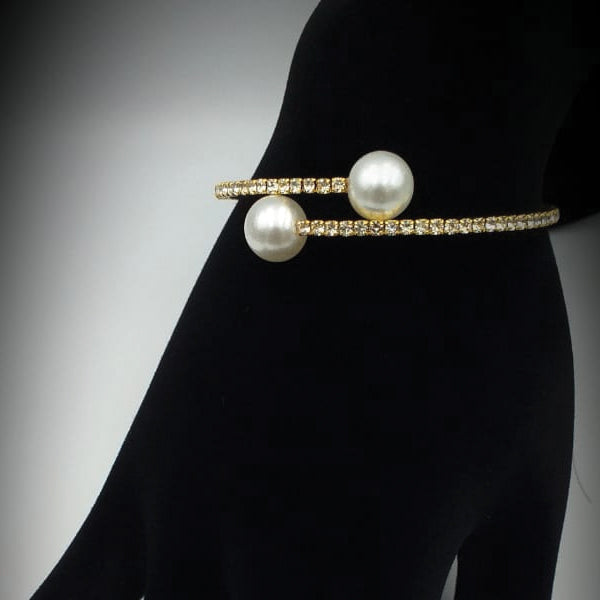 2 Pearls With Small Diamonds Design Simple Bracelet For Her | 24hours.pk