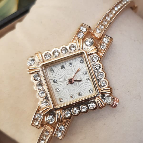 Fashionable Creative Polygon Shaped Watch Golden For Her | 24hours.pk