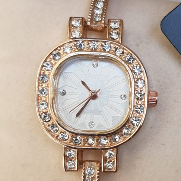 Fashionable Creative Radius Shaped Watch Golden For Her | 24hours.pk
